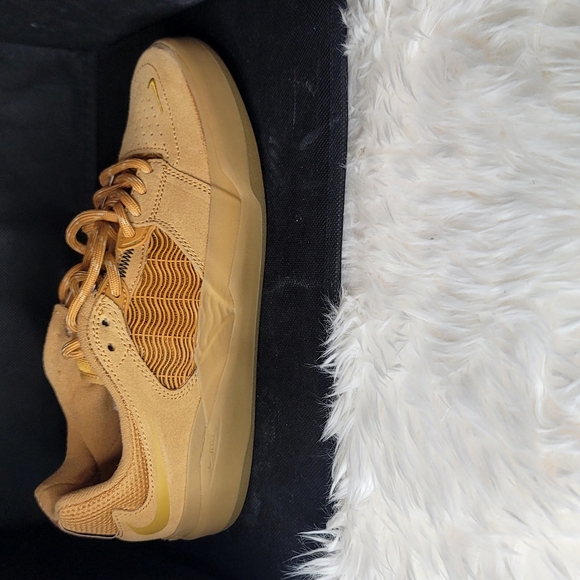 #87 Nike SB ISHOD Tan Sneakers with Mesh Detail - Picture 1 of 7
